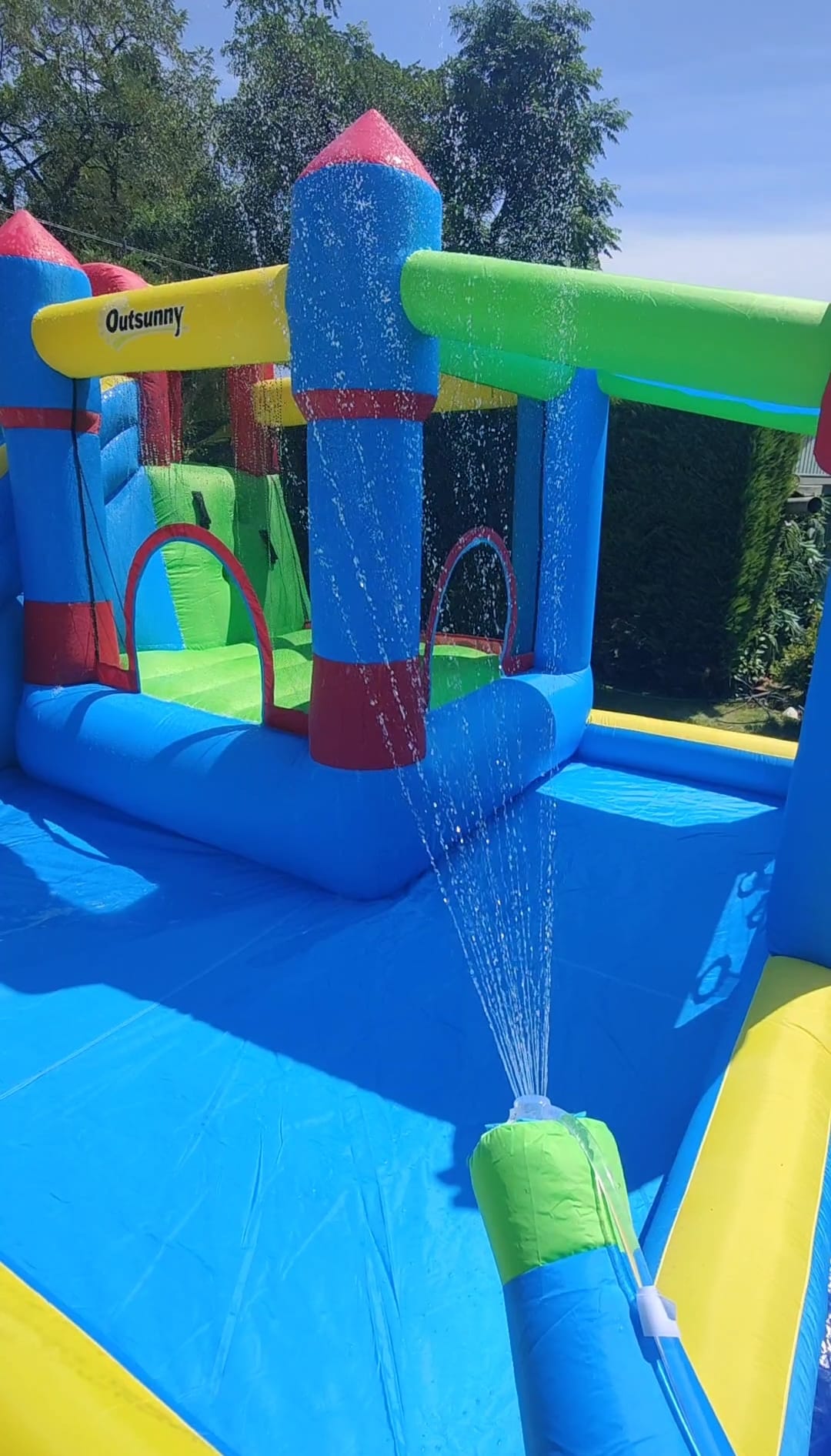 Castillo hinchable con los aspersores de agua en funcionamiento